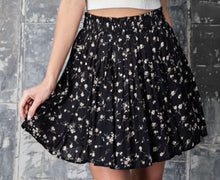 Load image into Gallery viewer, pleated ditsy floral mini skirt - black

